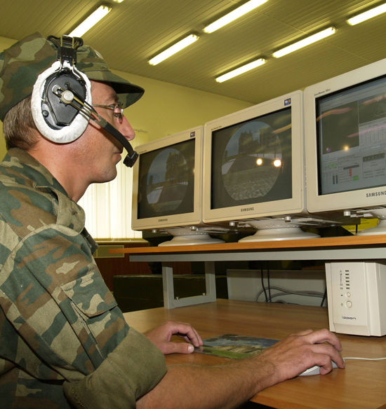 Учиться водить танки на «умных» компьютерных тренажерах начнут в ближайшее время российские солдаты