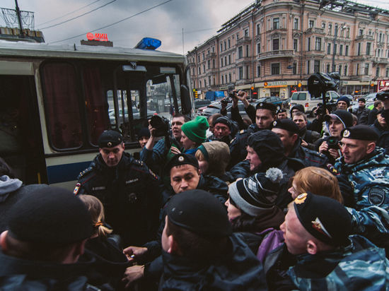 Акция «Стратегии 31»: будничное задержание Лимонова и 11 человек из группы поддержки Акция «Стратегии 31»: будничное задержание Лимонова и 11 человек из группы поддержки