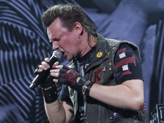 На акустическом концерте в Москве в "16 тоннах"