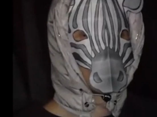 В местах, где произошли аварии, унесшие жизни людей, он рисует силуэты сбитых пешеходов и оставляет надписи «Убит водителем»