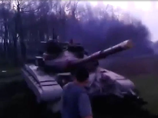 Из региона приходят тревожные новости: протестующие под Славянском захватили танк, их оппоненты расстреляли блок-пост