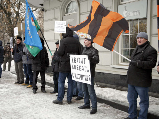 Акция была протестом против сноса памятника генералу Черняховскому