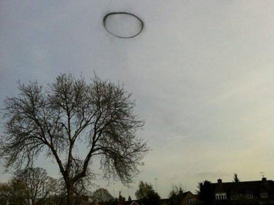 Необычное черное кольцо, напоминающее кольцо дыма от сигары, появилось в небе над британским городом Лемингтон