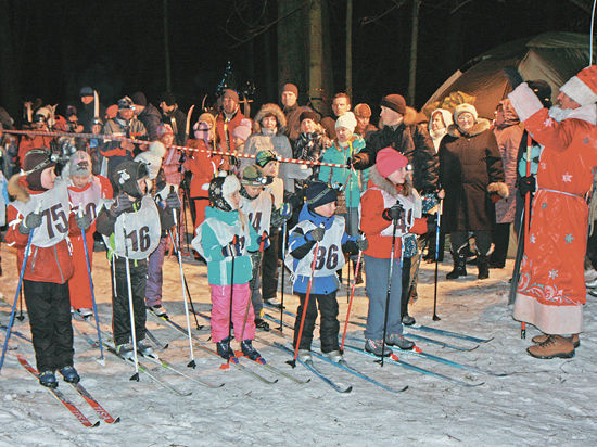 Традиционной ночной лыжной гонкой встречают юные жители Власихи самый волшебный праздник года