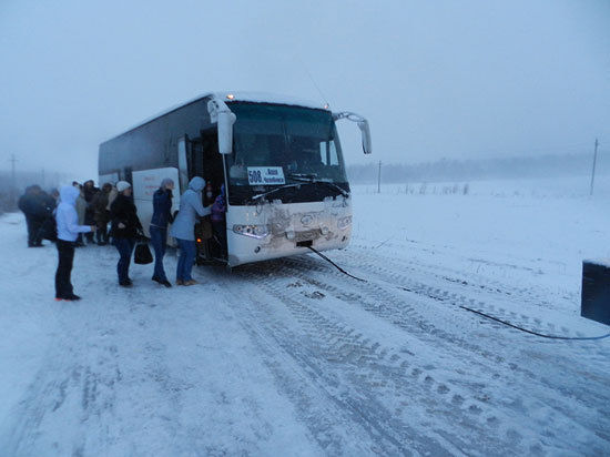 Сегодня, 25 апреля, спасатели пришли на помощь водителю рейсового автобуса, следовавшего по маршруту «Аша — Челябинск», который застрял на трассе с большим количеством пассажиров.