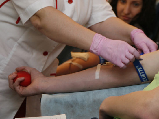 Госслужащие, министры и члены областного правительства приняли участие в акции по сдаче донорской крови для детей, больных раком