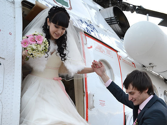 Благовещенские молодожены отметили свадьбу воздушной прогулкой на Ми-8 
