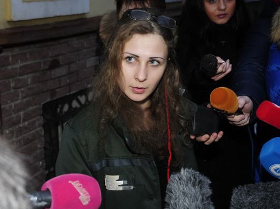 С Курского вокзала участница Pussy Riot отправилась в Красноярск - на встречу с Толоконниковой
