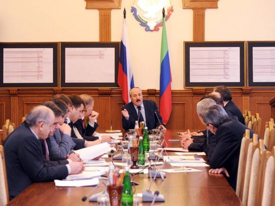 4 марта, Глава Дагестана Рамазан Абдулатипов провел встречу с представителями общественности чеченцев Дагестана, в ходе которой были обсуждены вопросы восстановления Ауховского района.