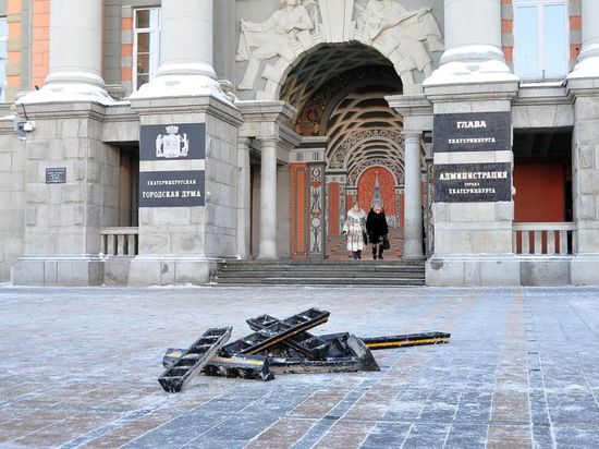 Перед «серым домом» складируют оторванные делиниаторы с Макаровского моста
