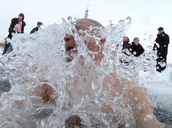 Окунуться в святую воду на Крещение москвичи и гости столицы смогут на Майском пруду в парке «Сокольники», а также в традиционной купели на площади Революции