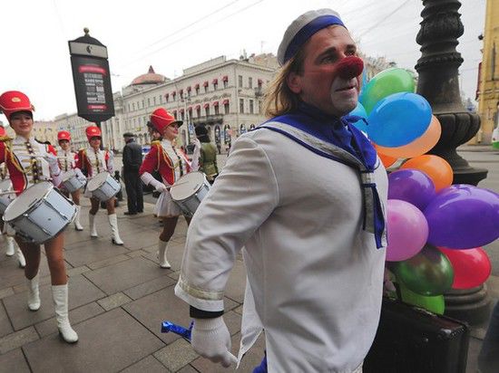 День смеха в Северной столице традиционно совпадает с празднованием дня рождения Николая Гоголя