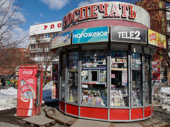 В те времена, когда «Роспечать» была еще «Союзпечатью», многое было совсем по-другому: вечером и утром возле киосков выстраивались очереди из желающих купить свежую газету; ассортимент печатной продукции был гораздо скромнее, да и сами киоски выглядели совершенно иначе.