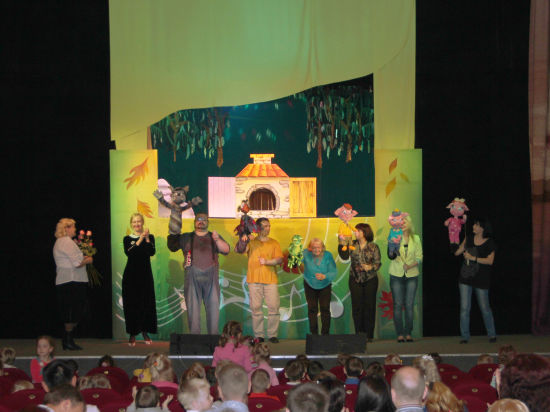 В Приморском краевом театре кукол прошла долгожданная премьера старой доброй сказки о приключениях трех поросят

