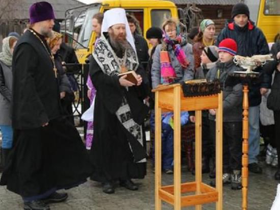 Томский митрополит Ростислав освятил новый колокол для 140-летней церкви 