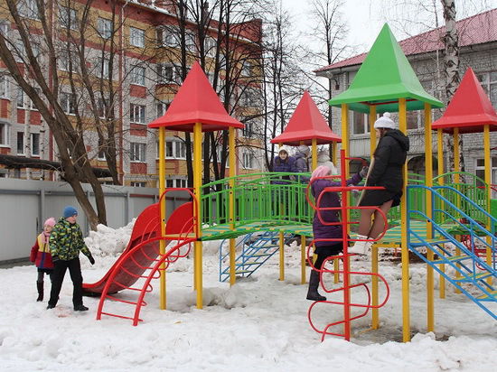 В Йошкар-Оле открылась первая в этом году новая детская площадка