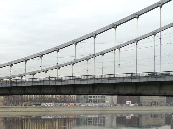 Добавить автомобилистам дополнительную полосу на Крымском мосту за счет незначительного сужения ширины всех полос предложили столичным властям активисты