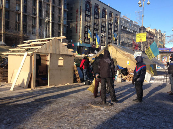 Киевские морозы не уводят людей с улицы
