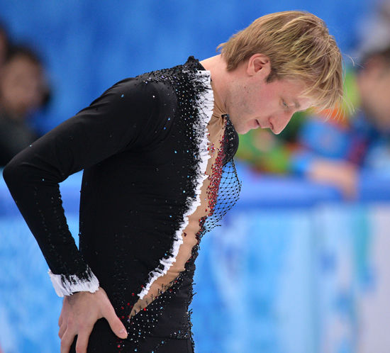 В Интернете продолжаются споры по поводу решения российского фигуриста сняться с Олимпиады