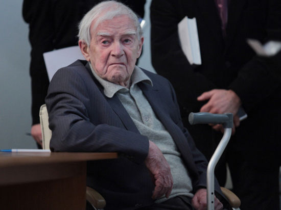 95-летний автор «Блокадной книги» выступал стоя в день памяти жертв нацизма

