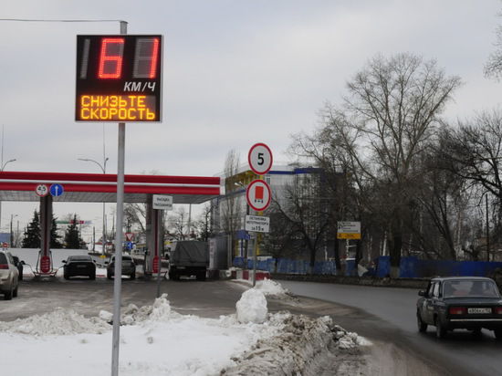 Электронное табло, показывающее скорость автомобиля, установили на улице Родионова