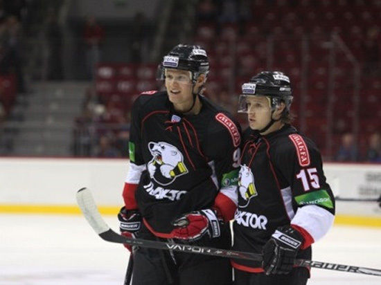 В хоккейном клубе «Трактор» остаются нападающие Андрей Попов и Антон Глинкин.
