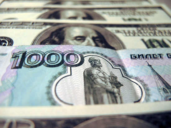 Впервые за месяц курс евро упал ниже 49 рублей, а курс доллара — ниже 35,5