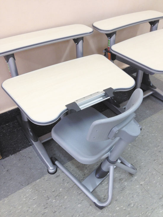 Травмобезопасные столы и стулья, регулирующиеся по высоте, появились в школах Москвы