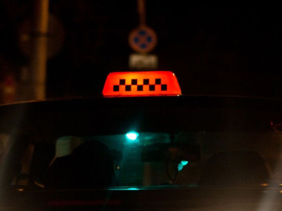 В Челябинске между водителем такси и пассажирами произошла ссора, в результате которой таксист получил пулю из травматического пистолета.