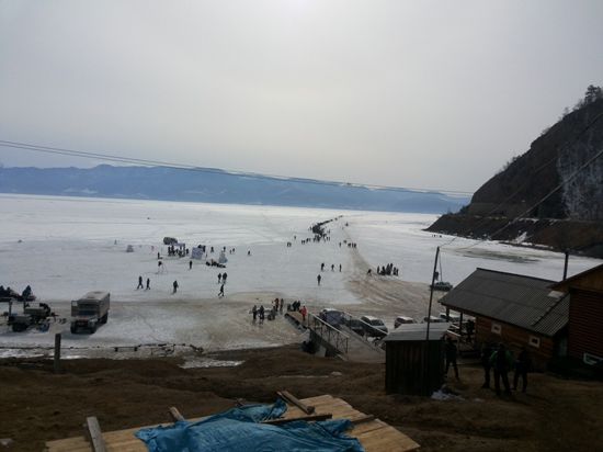 Экологическая акция обернулась мусором на льду и берегах священного озера