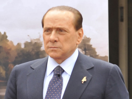 В тюрьму экс-премьер Италии не попал из-за преклонного возраста
