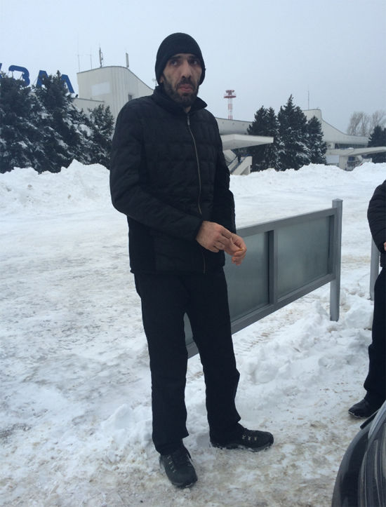 Мужчина заставлял продавцов отдавать украшения при помощи топора и молотка