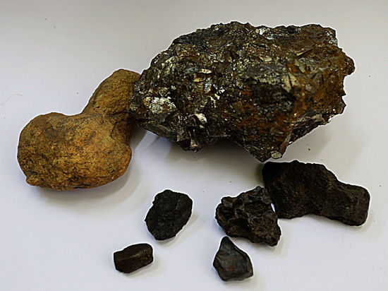 В День метеорита в Челябинском краеведческом музее будет выставлен вьетнамский тектит — кусок горной породы земного происхождения, расплавившейся в результате падения небесного тела.
