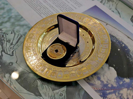 Олимпийский чемпион по скелетону Александр Третьяков получил первую сувенирную медаль с метеоритом вчера, 12 марта, в Москве от представителей южноуральского минкульта. 