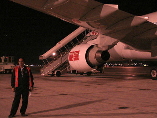 Сегодня утром, 17 февраля, в аэропорту Дубая в результате наезда автомобиля кейтеринговой службы в самолет «Уральских авиалиний» пострадала бортпроводница из Челябинска. 
