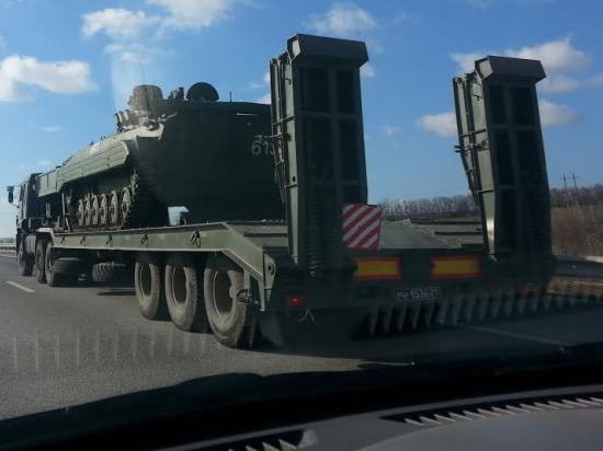 По трассе Ростов-Таганрог проехали колонны военной техники 