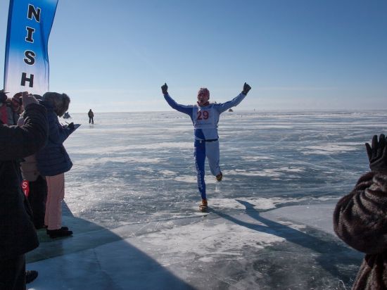 В международном экстремальном забеге через великое озеро победили россияне