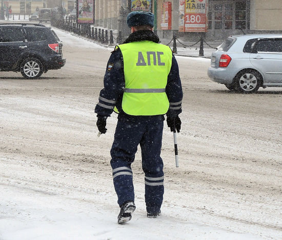 Инспектора ГИБДД приговорили за продажу информации об угнанном авто Инспектора ГИБДД приговорили за продажу информации об угнанном авто