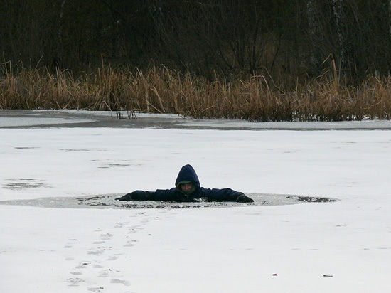 В Кыштыме (Челябинская область) спасатели пришли на помощь местной жительнице, которая провалилась под лед. 