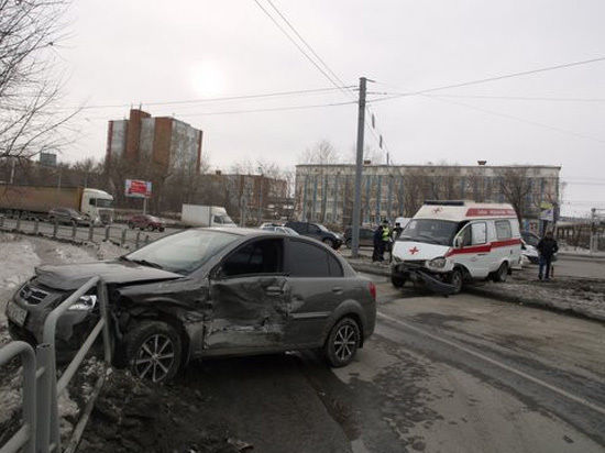 На северо-западе Челябинска в среду, третьего марта, произошла авария с участием автомобиля «Скорой помощи» и иномарки. 