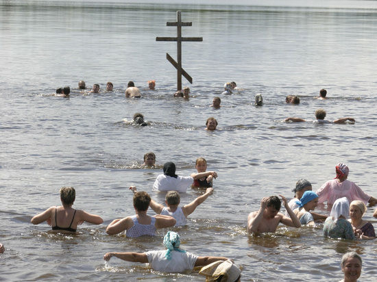 Петербуржцы пытаются лечиться молитвой и святой водой