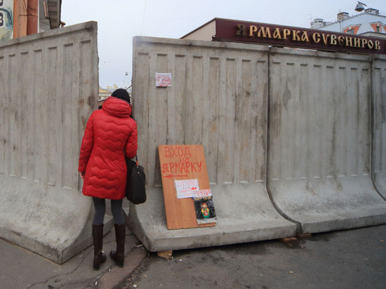 В Петербурге закрывают ярмарку, на которой отоваривался Путин