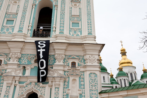 Активистки FEMEN разделись на колокольне Софийского собора в Киеве