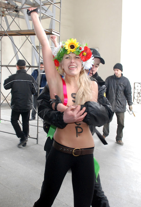 Активистки FEMEN разделись на колокольне Софийского собора в Киеве