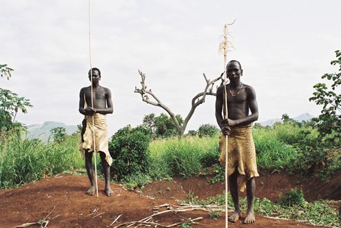 Африканские аборигены обожают боди-арт и АК-47