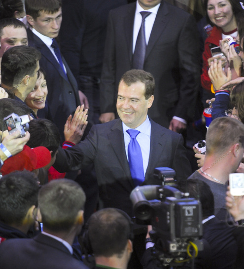 Медведев вручил благодарности участникам форума «Будущее за нами»
