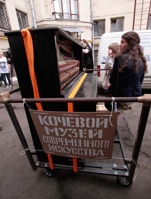 Художники с тележками и граблями прошлись по Москве