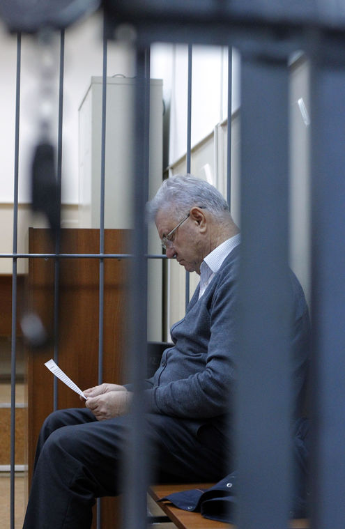 Мэра Астрахани Михаила Столярова, подозреваемого в получении взятки, доставили в Басманный суд Москвы 