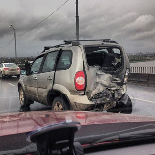 Более 20 автомобилей пострадали в массовой аварии на Мызинском мосту