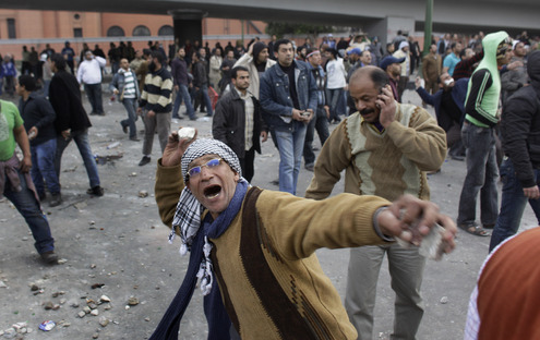 Египтяне крушат улицы и бросают камни